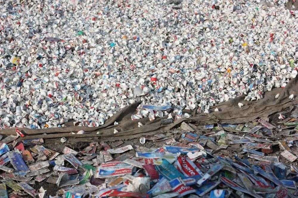 再也不用「擠牙膏」，高露潔換上的「潤滑劑」包裝，讓牙膏從此一滴不剩