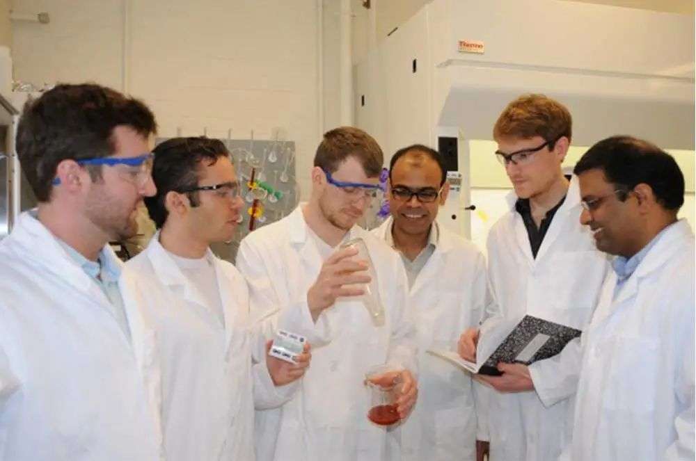 再也不用「擠牙膏」，高露潔換上的「潤滑劑」包裝，讓牙膏從此一滴不剩