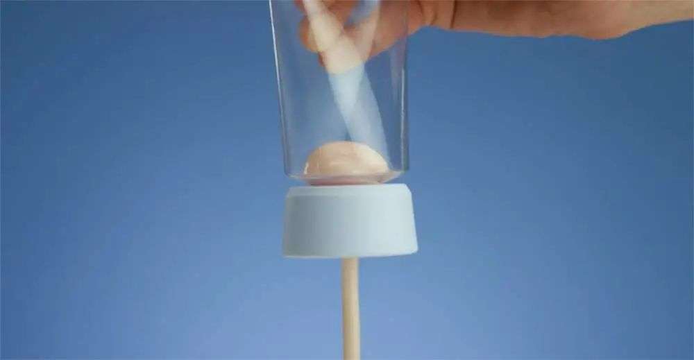 再也不用「擠牙膏」，高露潔換上的「潤滑劑」包裝，讓牙膏從此一滴不剩